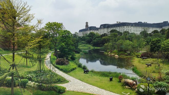 Bắt đầu ở Paris, một chuyến tàu đưa các nhà báo đi vòng quanh khuôn viên.