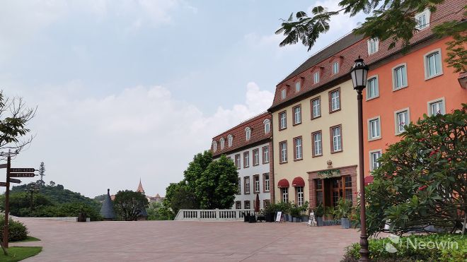 Mỗi khuôn viên có thể chứa khoảng 2.000 nhân viên, vì vậy khi cơ sở hoàn thành, khuôn viên sẽ chứa khoảng 25.000 nhân viên làm việc.