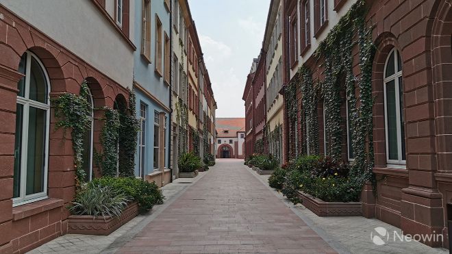 Để so sánh, khuôn viên Thâm Quyến của Huawei có thể chứa khoảng 50.000 nhân viên, nhưng có rất nhiều hạn chế.