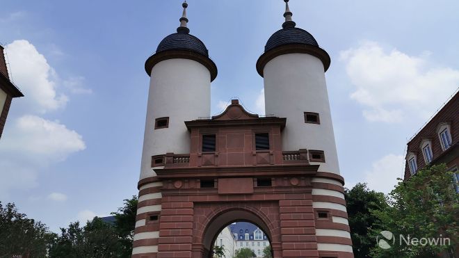 Nguyên nhân vì Thâm Quyến khá bị bó buộc, khiến Huawei cần một nơi để mở rộng,...