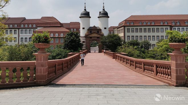 ... đơn giản bởi vì hầu hết các tòa nhà này vẫn còn trống.