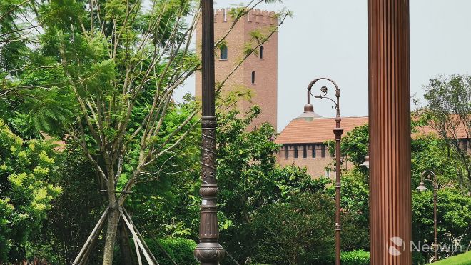 Mọi người sẽ nhận thấy rằng không có nhiều người đi bộ xung quanh khuôn viên,...