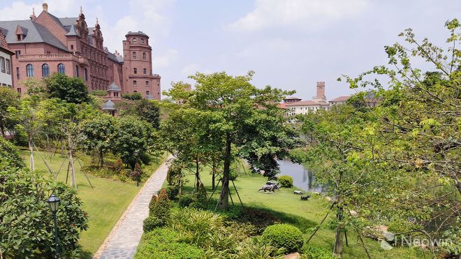 Tàu thậm chí đi qua một cây cầu kiểu châu Âu, có đá cẩm thạch được nhập khẩu từ châu Âu.