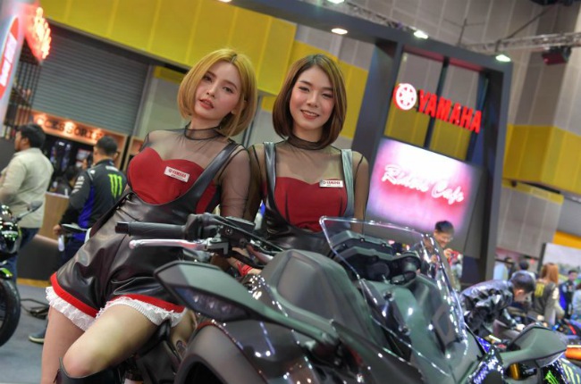 Tạo dáng bên xe của Yamaha.