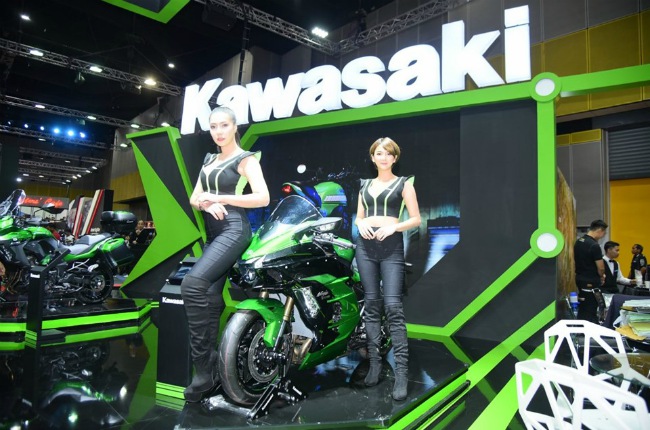 Chân dài miên man bên xe Kawasaki.