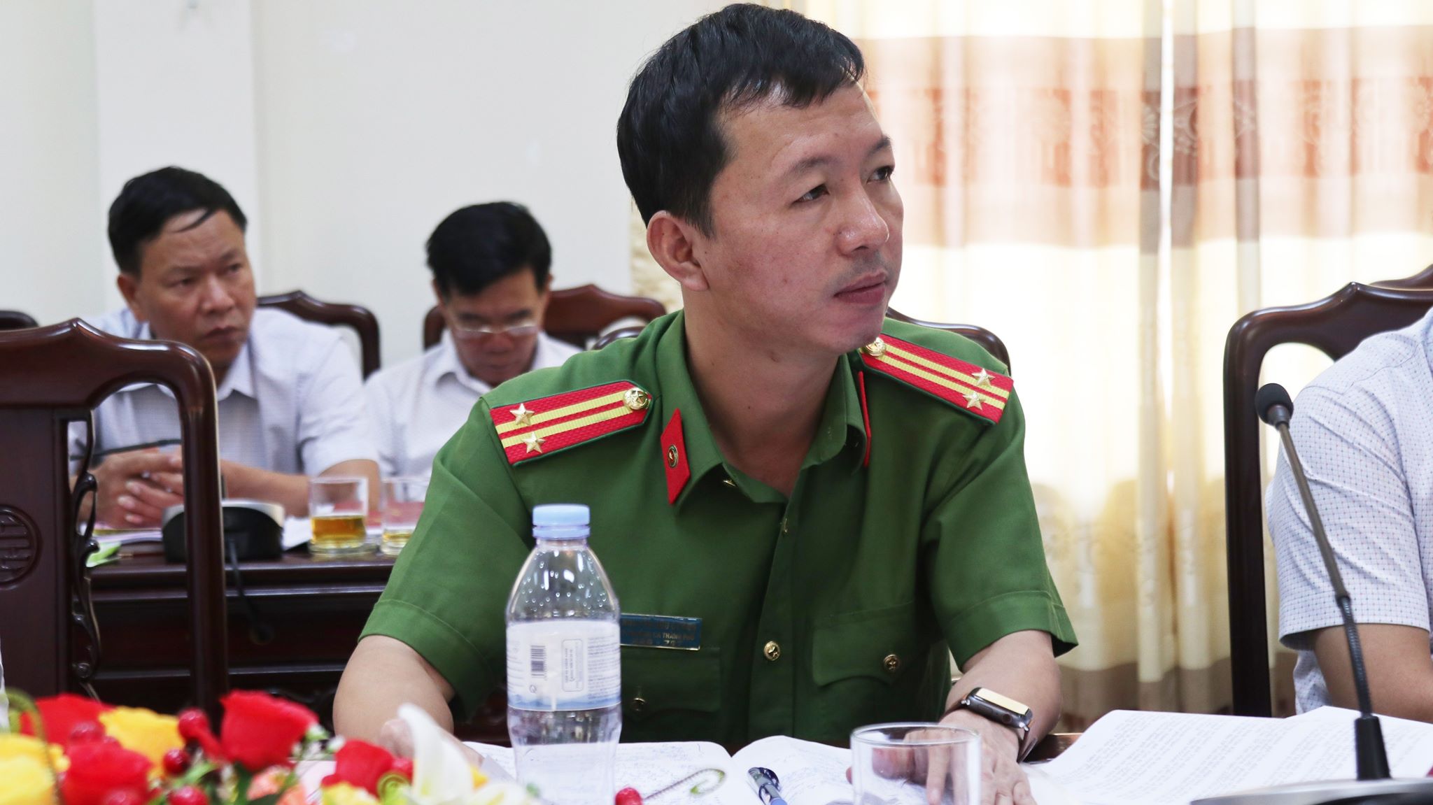 Trung tá Nguyễn Hữu Cường, Phó Trưởng Công an TP Vinh (Nghệ An) trả lời tại buổi làm việc.