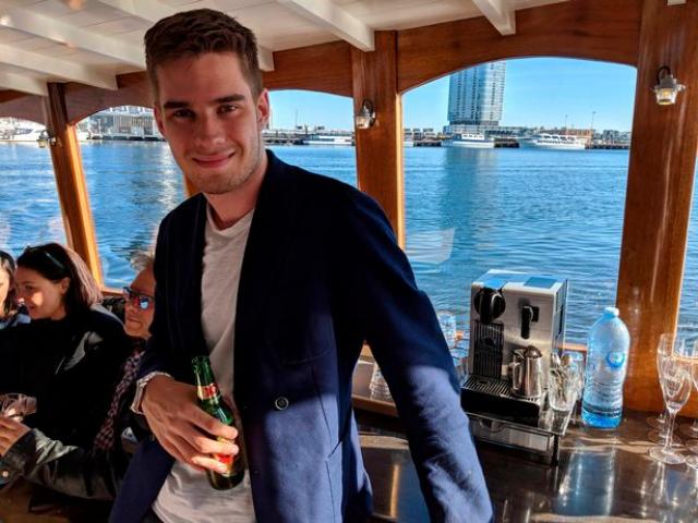 Kinh doanh - Từng ngủ gầm cầu, "soái ca" trở thành triệu phú ở tuổi 21 khiến ai cũng phục