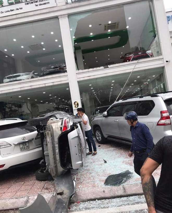 Chiếc xe Vios hư hỏng nặng cùng nhiều mảnh vụn thủy tinh tại hiện trường