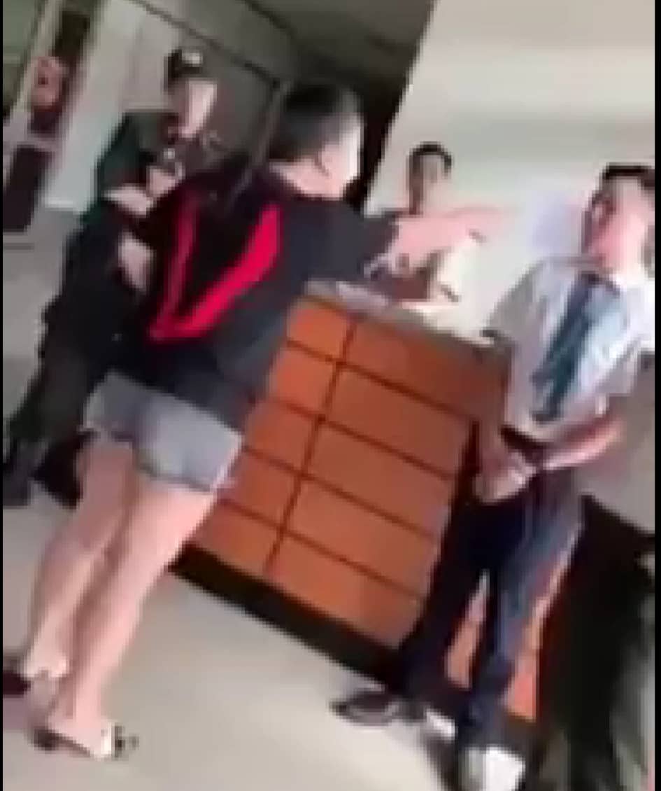 Người phụ nữ liên tục chửi bới nhân viên an ninh. (Ảnh: Cắt từ clip)