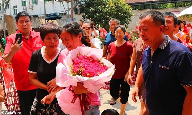 Cô gái bị người lạ bắt đi khi mới 3 tuổi.