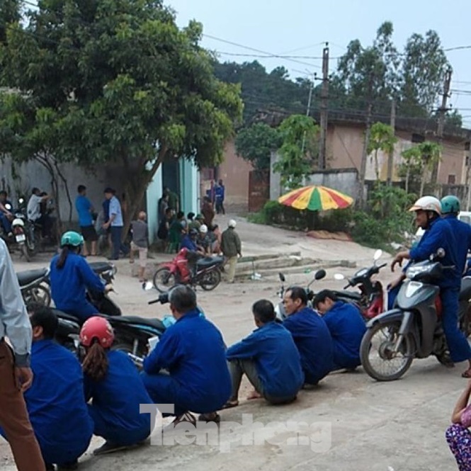 Vụ điện giật chết người thu hút sự chú ý của nhiều công nhân nhiệt điện Na Dương .Ảnh: TL