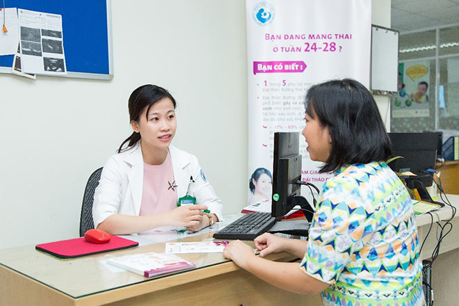Bác sĩ tư vấn cho thai phụ về đái tháo đường thai kỳ