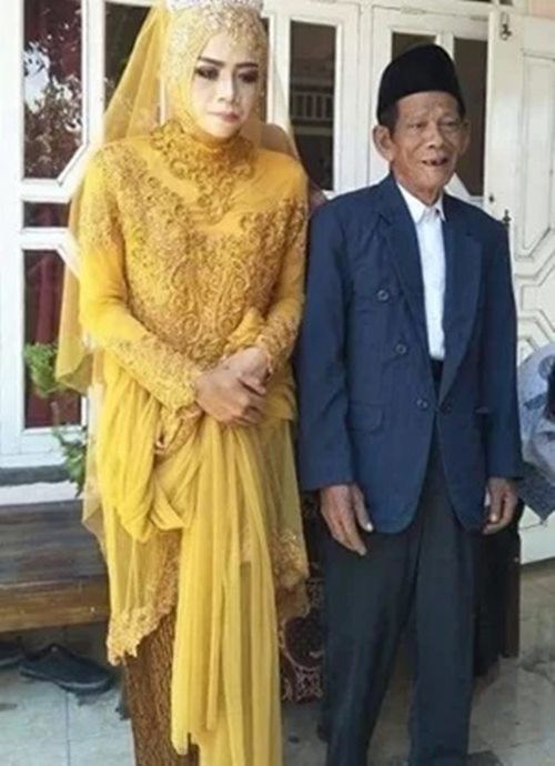 Đám cưới của 2 người nhận được lời chúc phúc từ họ hàng, làng xóm.