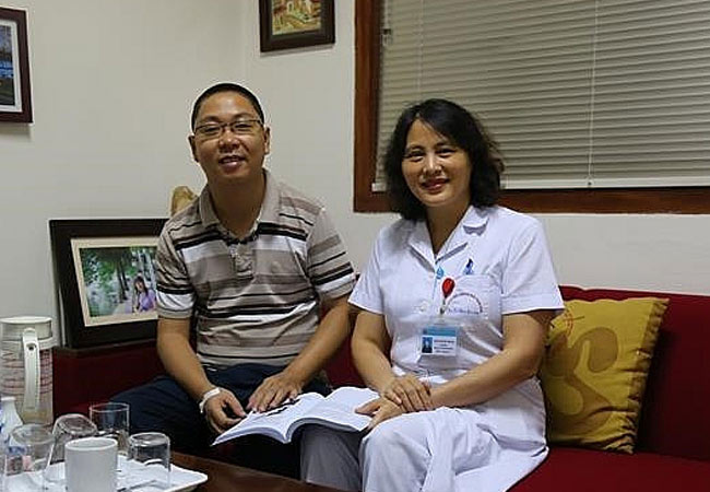 Anh Lại Huy Quốc và TS Nguyễn Thị Mai, Giám đốc Trung tâm Hemophilia, người đã điều trị cho anh trong hơn 15 năm qua. Ảnh: Tiến Dũng.