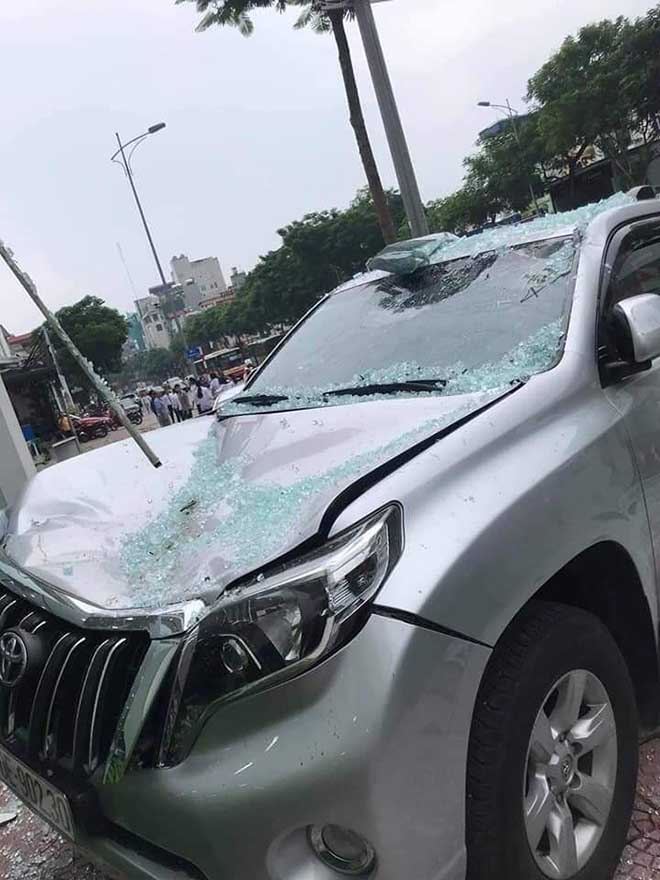 Chiếc Toyota Prado bị va chạm "móp mặt". Ảnh: Lưu Hùng