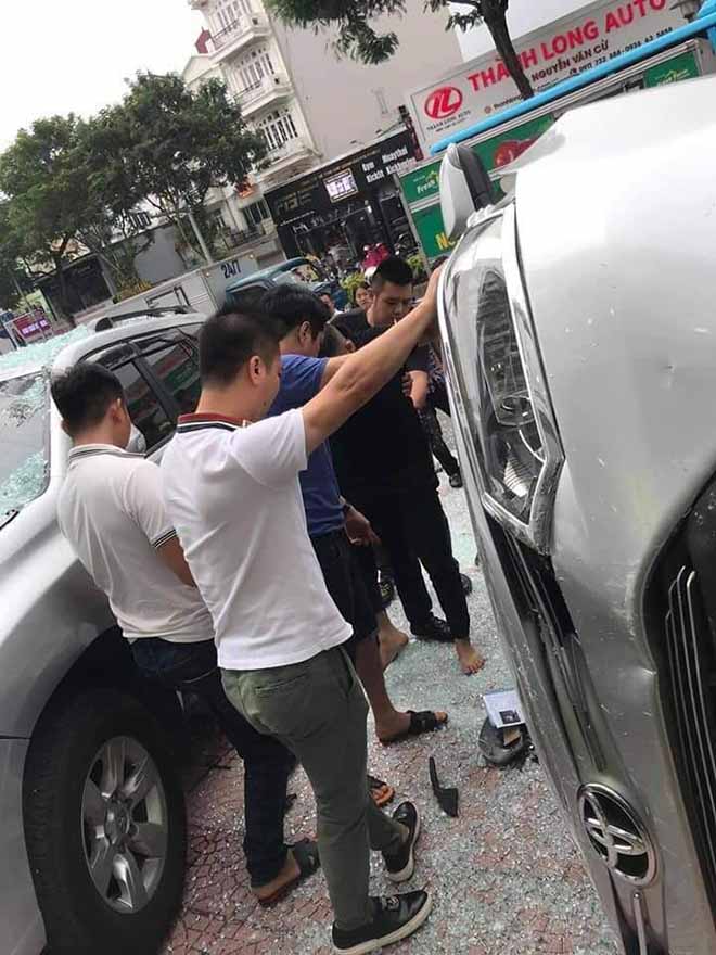 Nhân viên showroom điều khiển xe trên tầng 2, lỡ chân lao thẳng xuống đường - 4