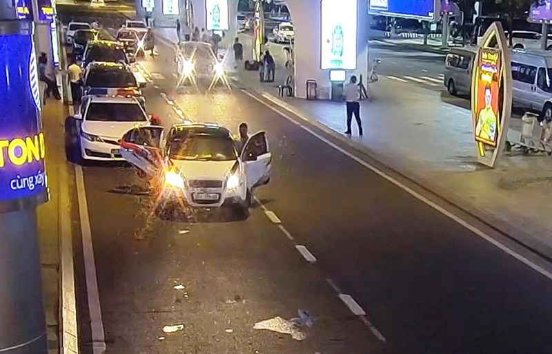 Tài xế đậu giữa đường và rước khách lên xe. Ảnh: Cắt từ clip 