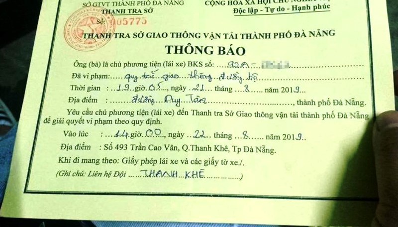 Thông báo của TTGT dán lên xe trước khi rời đi. 