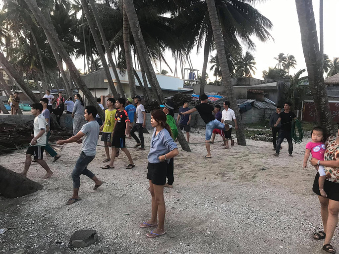 Nhiều người lo lắng theo dõi việc cứu nạn