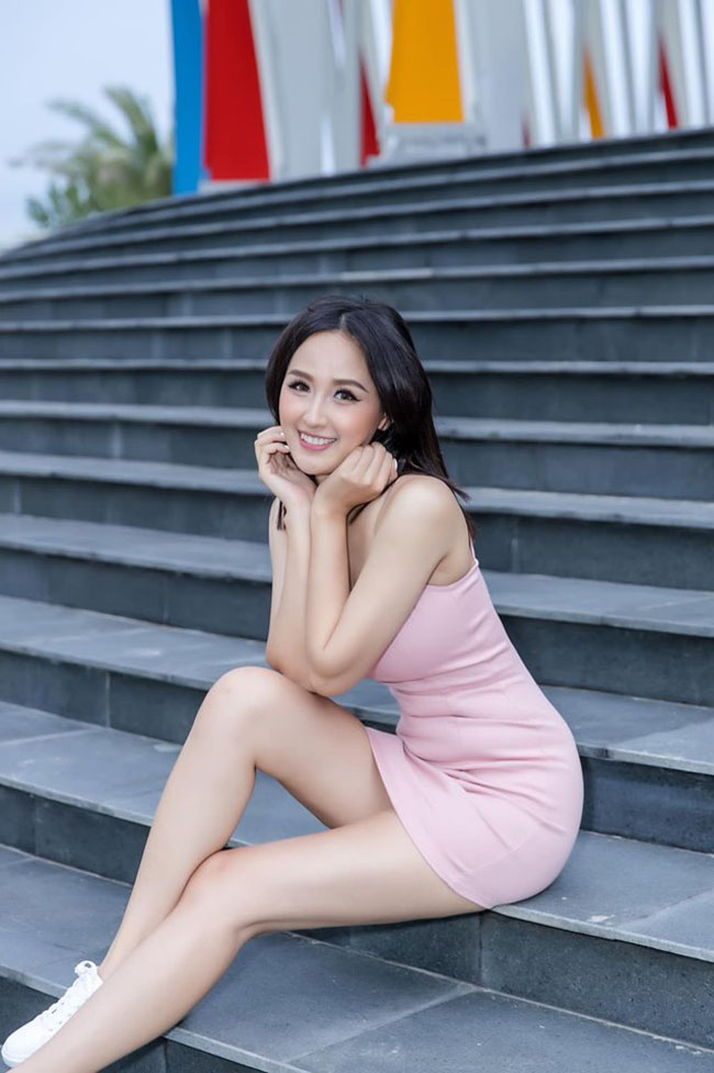 Người đẹp ưa chuộng phong cách gợi cảm, quyến rũ ở chốn đông người, được mệnh danh là một trong những hoa hậu sexy nhất Việt Nam. 