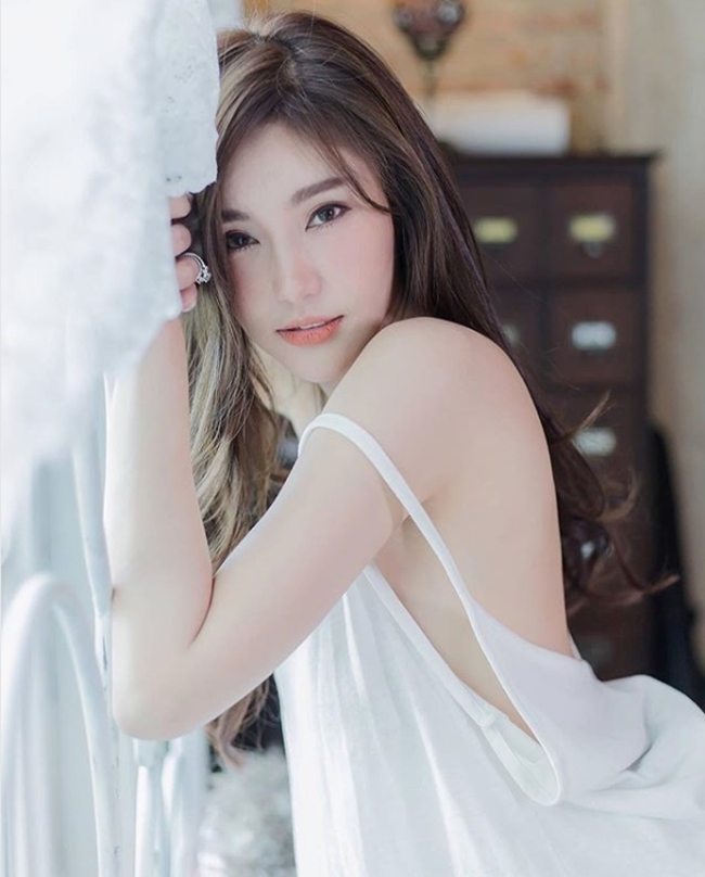 Cô là một trong những người mẫu nội y hàng đầu tại Thái Lan, có tới gần 1 triệu fan hâm mộ trên mạng xã hội Instagram.