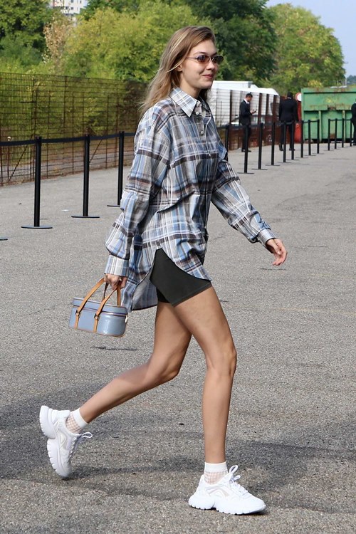 Học Gigig Hadid mặc đẹp kiểu quần đạp xe biker short - 6