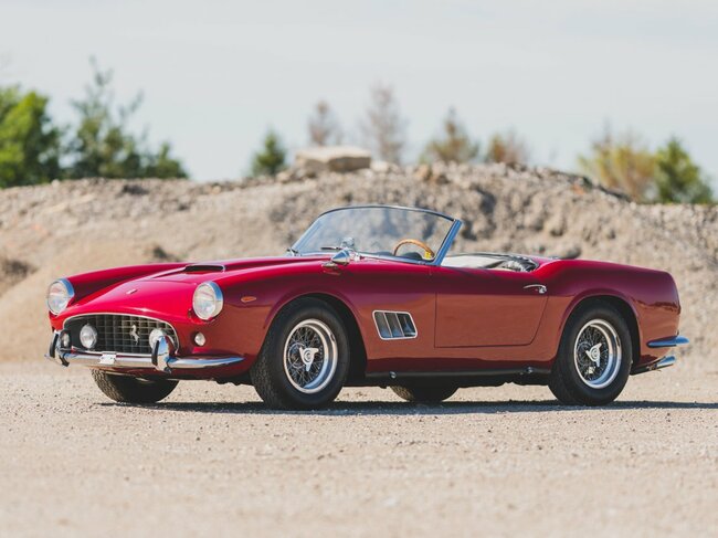 1962 Ferrari 250 California SWB Spider của Scaglietti: 13 triệu đô la (hơn 300 tỷ VND). Ferrari đã chế tạo 56 chiếc 250 GT California Spiders. Hiện chỉ còn bốn người sở hữu dòng xe này trong 50 năm qua.
