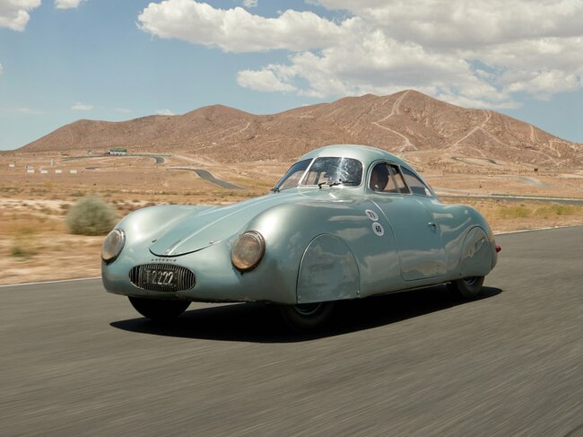 1939 Porsche Type 64: 20 triệu đô la (hơn 460 tỷ VND). Đây là chiếc xe lâu đời nhất của Porsche và được điều khiển bởi người sáng lập - Ferdinand Porsche.