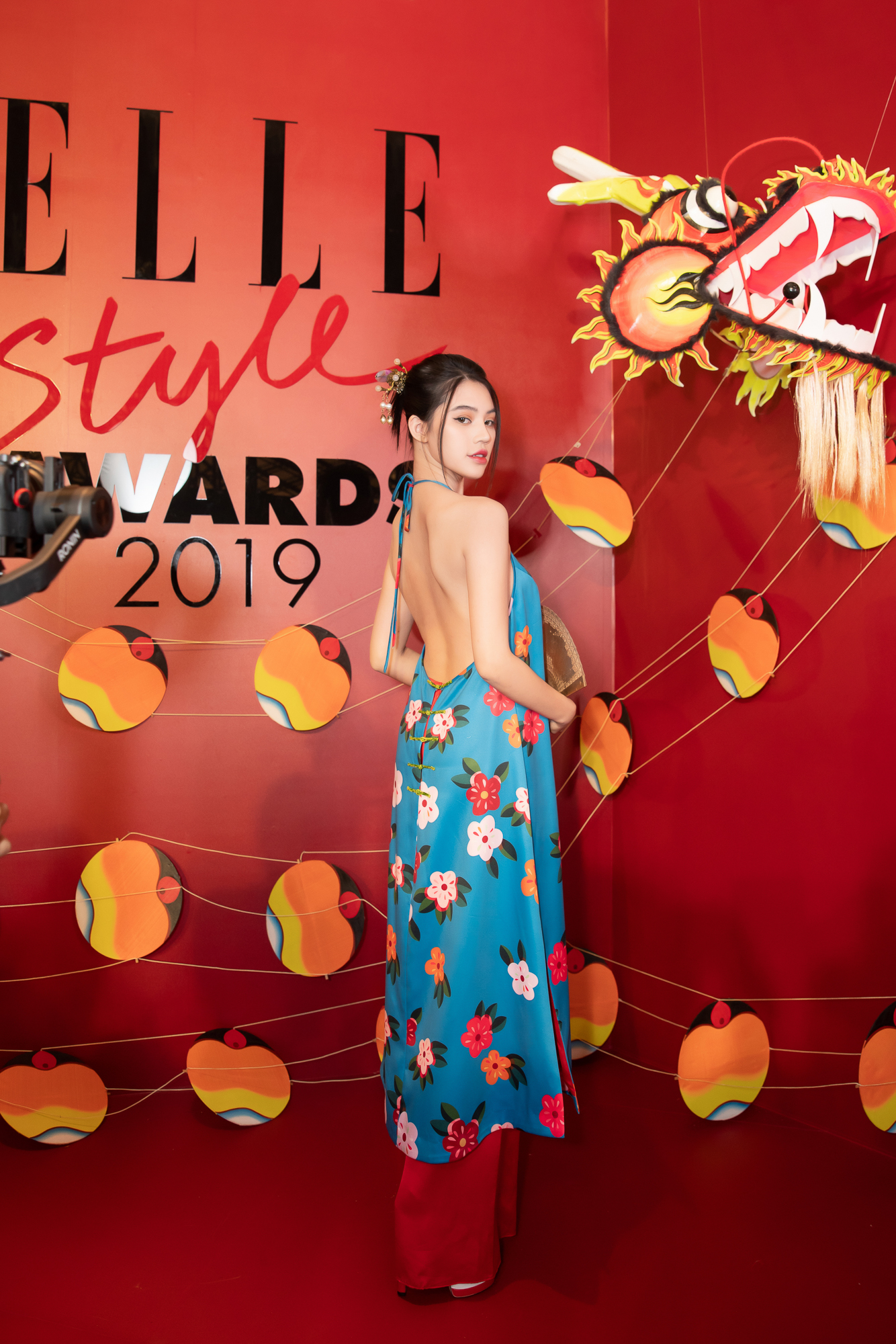 Tối qua 22.9, lễ trao giải phong cách Elle Style Awards 2019 đã diễn ra tại tại trung tâm hội nghị sang trọng và hiện đại bậc nhất TP.HCM. Hơn 100 khách mời đã có mặt trong không gian đậm đà bản sắc Việt được dàn dựng công phu với chủ đề Celebrating Vietsouls – Tôn vinh tâm hồn Việt.