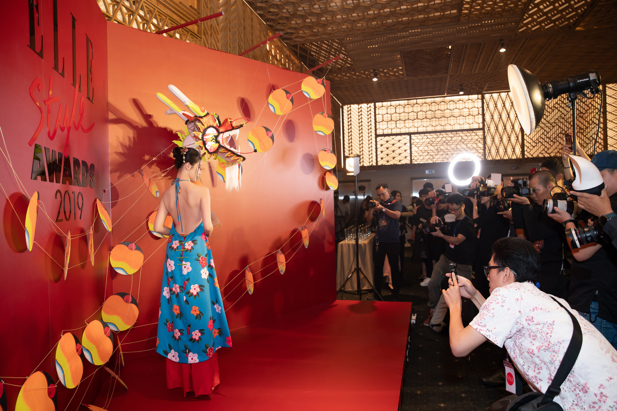 Xuất hiện trên thảm đỏ được bày trí với gam màu đỏ chủ đạo, Jolie Nguyễn diện trang phục của NTK Thủy Nguyễn cùng phụ kiện của NTK Ngô Mạnh Đông Đông và giày Gucci.