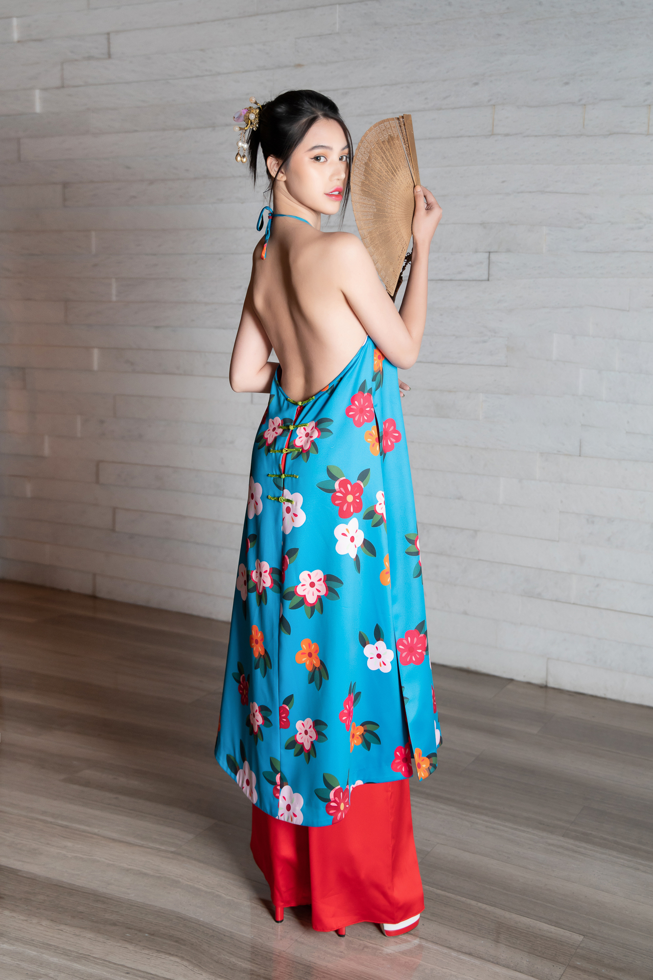 Rất hiếm khi diện trang phục truyền thống nên Jolie Nguyễn đã gây bất ngờ lớn cho quan khách và các đồng nghiệp trong lần xuất hiện này. 