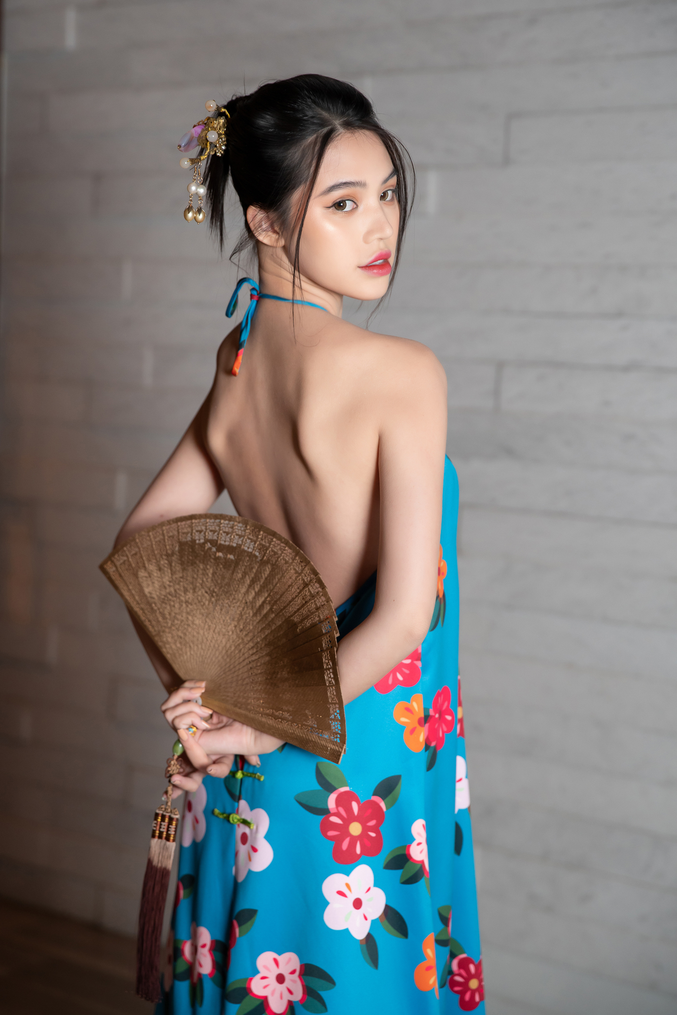 Tạo hình áo yếm, cài trâm đài các giúp Hoa hậu người Việt tại Úc trở thành nhân vật ấn tượng trước ống kính của truyền thông.