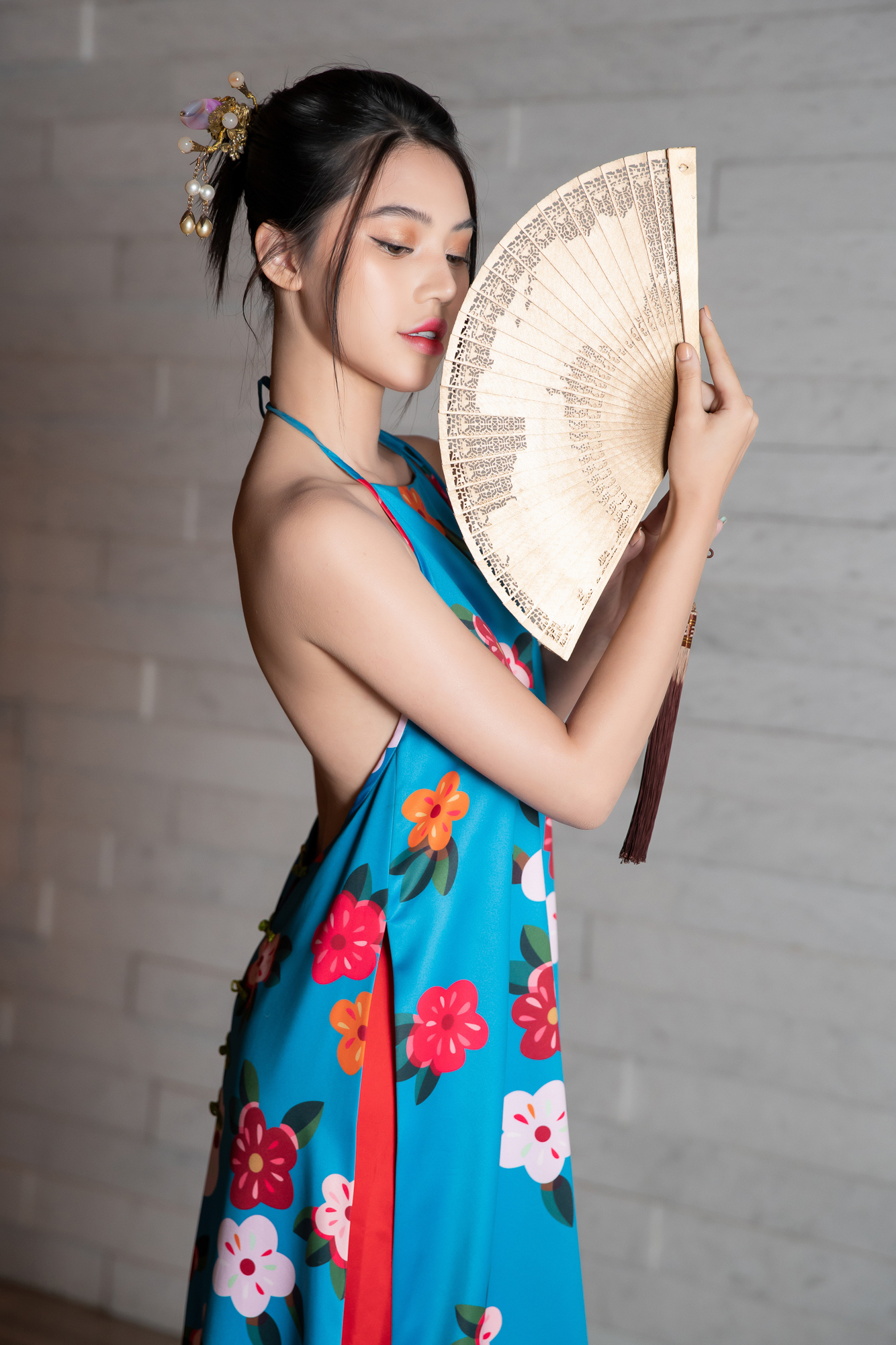 Jolie Nguyễn hóa "cung nữ" mặc áo yếm, khoe lưng trần nuột nà - 5