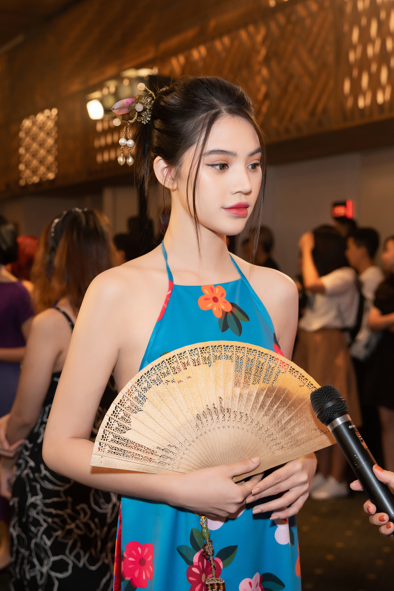 Gương mặt trang điểm nhẹ nhàng cũng giúp cô nhận được nhiều lời khen về lan da khỏe mạnh và vóc dáng thon thả "mình hạc xương mai".