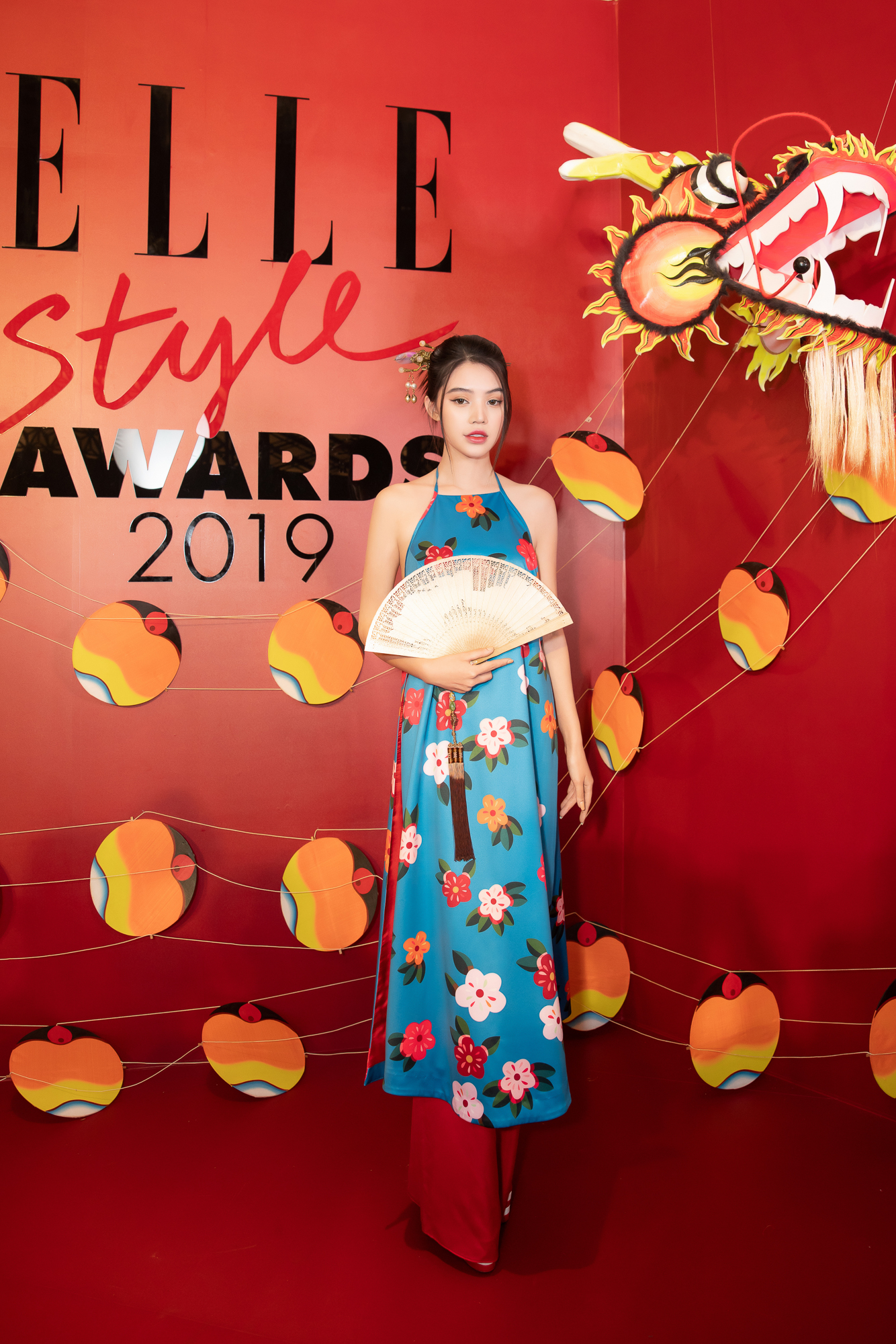 Cùng với quần ống loe và phụ kiện là chiếc quạt, Jolie Nguyễn trông vừa cá tính vừa bí ẩn hút mắt khi thể hiện sự tổng hòa giữa những giá trị truyền thống và nhịp thở của thời đại mới.