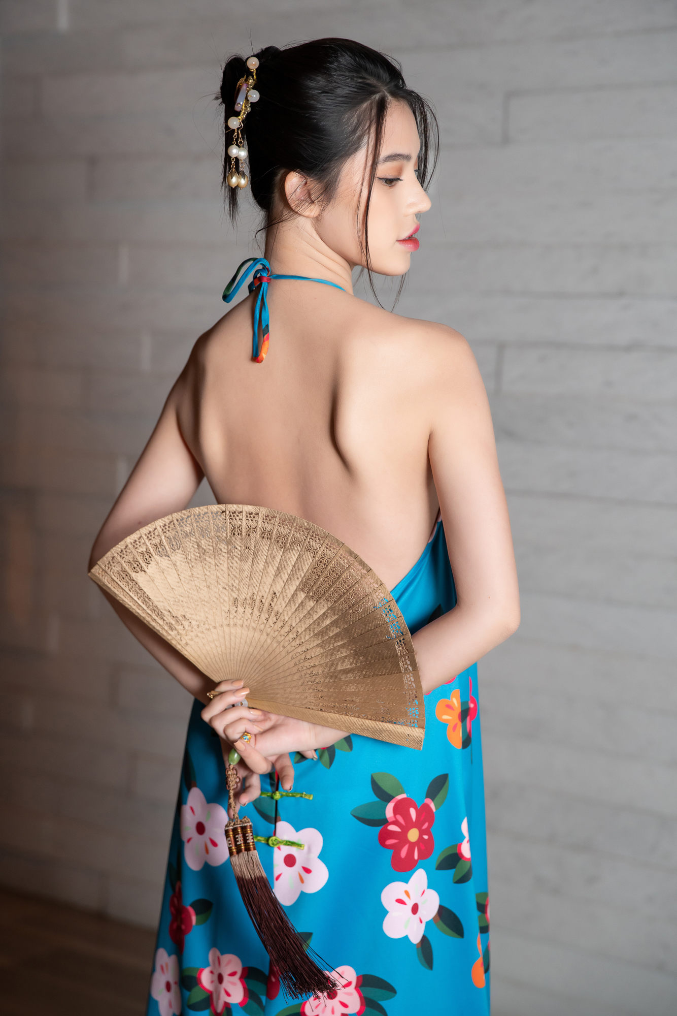 Chiếc áo yếm cách điệu giúp "hoa hậu con nhà giàu" khoe lưng ong quyến rũ, đặc biệt là phần xương mảnh mai gợi cảm.