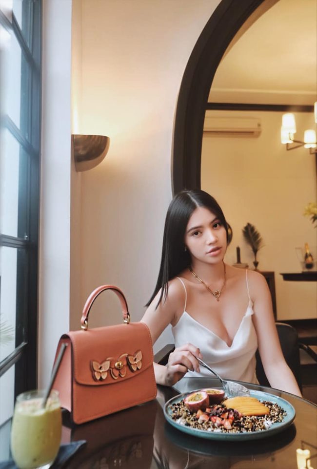 Để có dung mạo trẻ đẹp "hack tuổi" như hiện nay, Jolie Nguyễn từng tiết lộ bí quyết làm đẹp khiến nhiều người phải giật mình. Đó là mỗi tháng cô dùng khoảng 30 cái mặt nạ với giá trị rẻ nhất 800.000 đồng/cái và đắt nhất là 8 triệu đồng/cái, trung bình mỗi tháng đầu tư 50 triệu đồng cho mặt nạ dưỡng da.