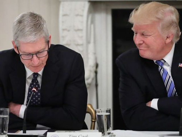 Thời trang Hi-tech - Tổng thống Trump thân thiết với CEO Apple Tim Cook cỡ nào?