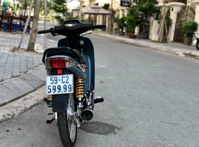 Biển số có bộ đôi 59, cùng với 3 con 9. Những số xe kết túc bởi ba hoặc hai con số 9 được tin đem lại nhiều tài lộc.