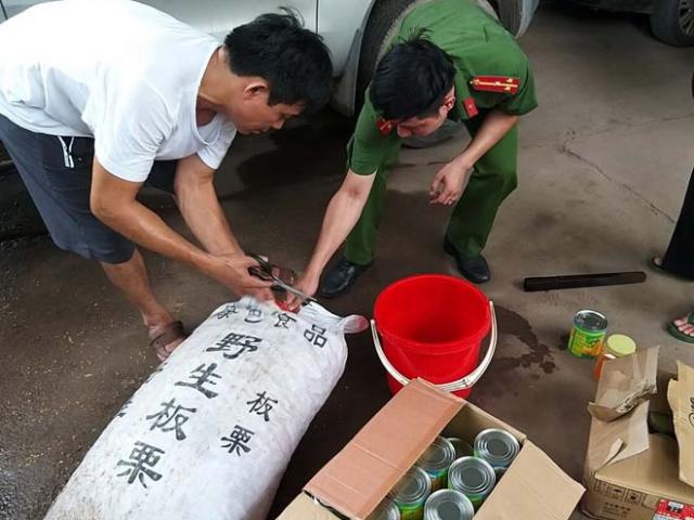 Thị trường - Tiêu dùng - Nước hoa quả và hạt dẻ nhập lậu "về phố" phục vụ Trung thu