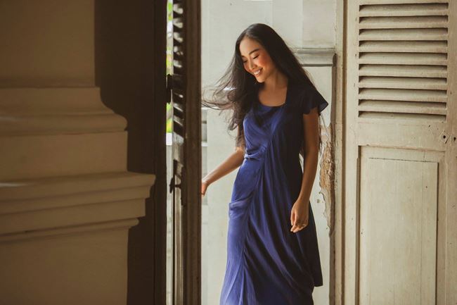 Hơn hết chính chất liệu vải tạo cảm giác nhẹ nhàng, thuận tiện cho việc hoạt động, di chuyển đúng với tinh thần tôn vinh những cô gái thích tự do của nhà thiết kế.&nbsp;