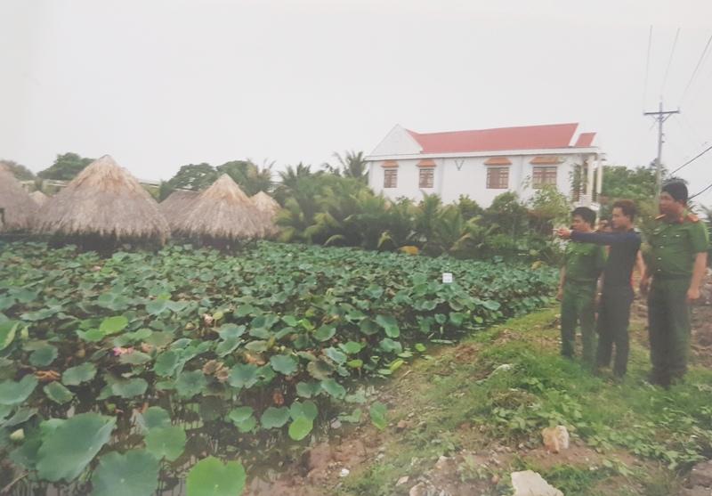 Ao sen nơi&nbsp;phi tang chiếc điện thoại của nạn nhân.