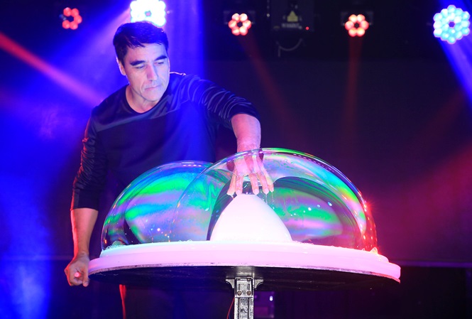 Từ một trò chơi trẻ em Fan Yang đã biến bong bóng trở thành một bộ môn nghệ thuật độc đáo.