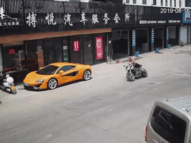 Media - Thanh niên lạng lách mô tô đâm trúng siêu xe, đã ngã đau còn phải bồi thường "khủng"