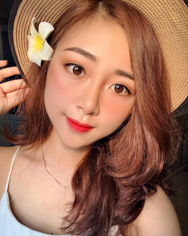 Đó là Võ Thị Nhật Linh (sinh viên trường Cao đẳng Sư phạm Nghệ An) từng nổi tiếng trên mạng xã hội với hình ảnh cô giáo mầm non xinh đẹp. 