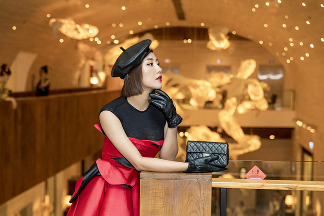 Văn Mai Hương có biệt danh "con gái nuôi của Mr. Đàm". Trong lần ra mắt&nbsp;phim Yêu em bất chấp (2018), nữ ca sĩ đã bật mí: "Cũng rất ít khán giả biết, ca sĩ Đàm Vĩnh Hưng - ông bố vui tính trong "Yêu em bất chấp" cũng chính là ba nuôi ngoài đời của Hương. Cách đây 6 năm, Hương cùng ba Đàm Vĩnh Hưng và chị Cẩm Ly có tham gia một dự án quảng bá.&nbsp;Lúc đó ba Đàm Vĩnh Hưng, chị Cẩm Ly vào vai ba mẹ còn Hương vào vai con. Từ lần hợp tác ăn ý đó, ba Đàm Vĩnh Hưng nhận Hương làm con nuôi và hứa sẽ hỗ trợ nếu Hương cần bất kì sự trợ giúp nào ở cả trong công việc lẫn cuộc sống".