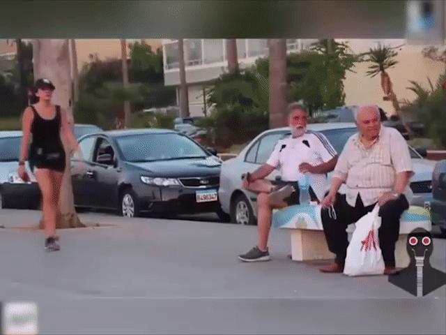 Video Clip Cười - Vật cản vô hình khiến người đi đường giật mình