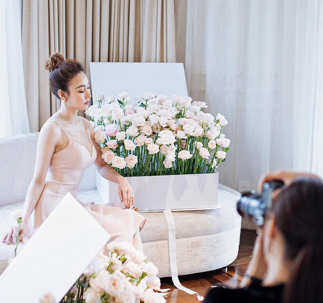 Ảnh hậu trường không chỉnh sửa vẫn toát lên vẻ đẹp của &#34;nàng Tiên nhà Hoài Linh&#34;.