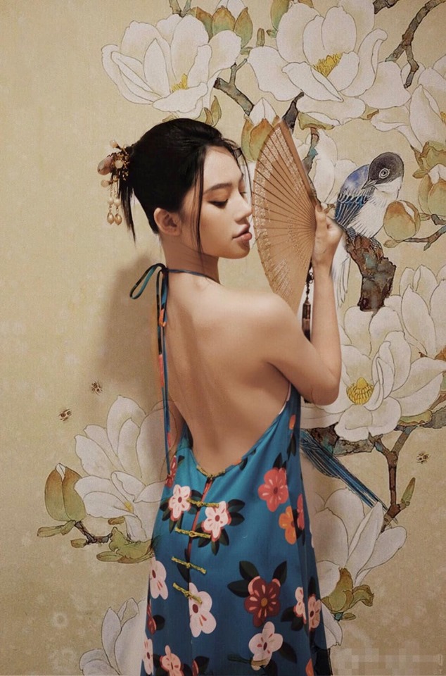 Chiếc váy yếm hở lưng quá táo bạo của Jolie Nguyễn.
