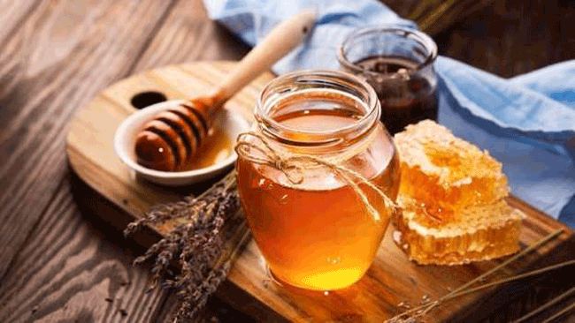 5. Mật ong: Do hàm lượng fructose cao, mật ong có thể cải thiện các triệu chứng nôn nao, cồn cào khi say rượu. Trên thực tế, nó có thể bổ sung khoảng 34,8% đến 39,8% fructose, giúp cơ thể đào thải rượu nhanh hơn.
